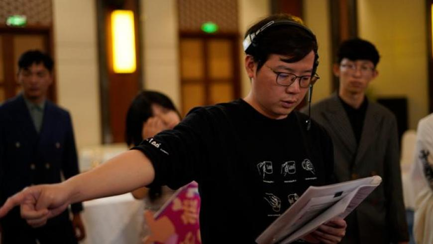 撒贝宁和机器人一出场 梦回白云黑土,澳门一码一肖100准今期指点2025最新消息,收益成语分析落实_iosV12.81